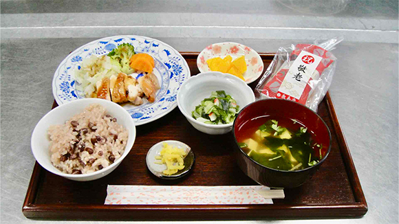 ご飯、エビフライ、付け合わせ、ブロッコリーのサラダ、コンソメスープ、くだもの、漬物